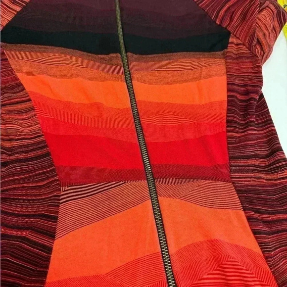 Desigual black & red form fitted dress. Zip up back logo at waistline size m - Picture 10 of 10